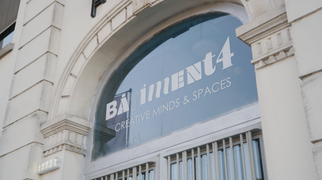 Vitrine affichant le logo du Bâtiment 4, un espace d'expression collective dédié à la culture et aux arts à Esch.